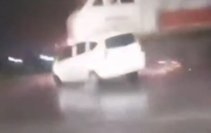 Clip: Liều lĩnh vượt đường ray khi tàu đang tới gần, ô tô nhận cú tông kinh hoàng