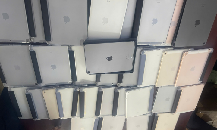Loạt hàng thời trang, mỹ phẩm, điện thoại có cả iPhone bị chặn đứng tại cửa khẩu