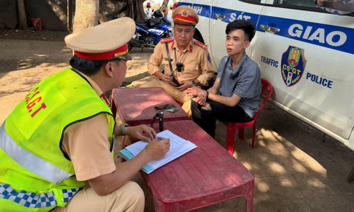Cướp dây chuyền vàng của người đi đường rồi lên xe khách bỏ trốn, Nguyễn Ngọc Chúc bị CSGT bắt giữ