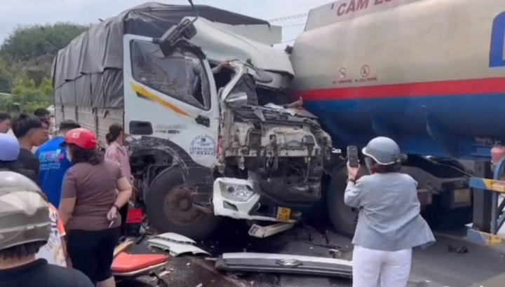 Tin tức tai nạn giao thông mới nóng nhất hôm nay (17/5): Xe bồn vượt ẩu tông 2 xe tải, giao thông tuyến huyết mạch Tây Nguyên ùn tắc kéo dài