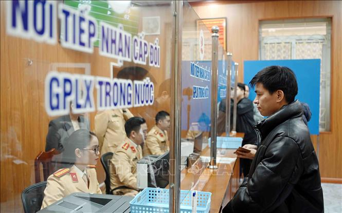 Tham gia giao thông thế nào khi đang chờ cấp, đổi giấy phép lái xe?