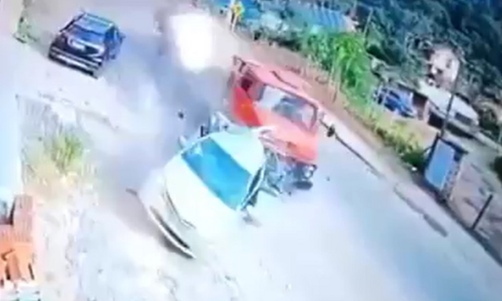 4 người tử vong sau cú lao dốc mất phanh của xe tải, ô tô chở người cao tuổi bị đâm nát