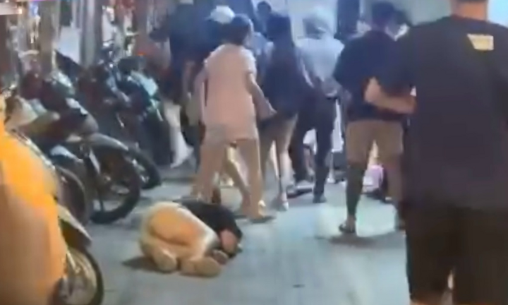 Vụ 2 nhóm thanh niên ẩu đả, cô gái gục trên vỉa hè ở Hà Nội: Công an vào cuộc xác minh