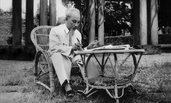 Ánh sáng Hồ Chí Minh soi đường cho chúng ta đi