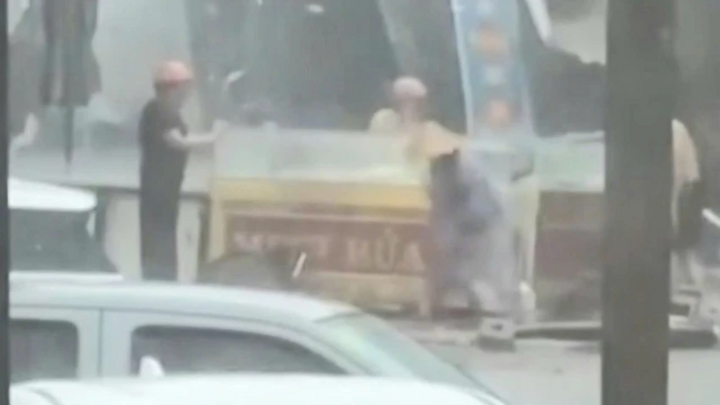 Clip: Mưa to kèm giông lốc thổi bay tủ kính tiệm vàng ở Đắk Lắk