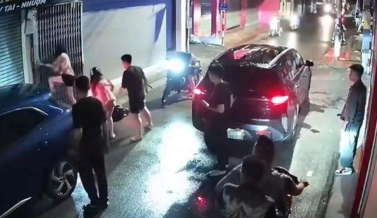 Diễn biến mới nhất vụ 2 cô gái bị hành hung giữa đêm ở Hà Nội