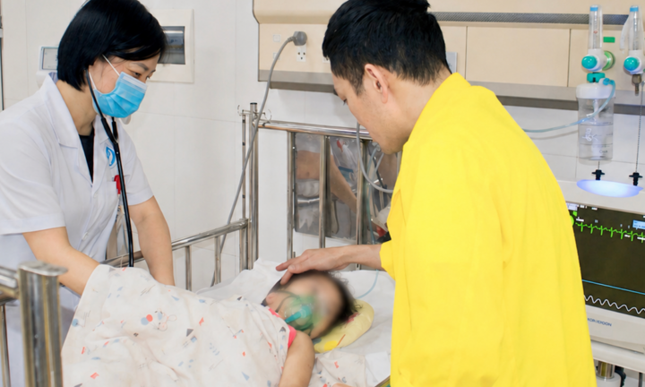 Mắc kẹt cổ vào cánh cổng sắt, bé gái ở Quảng Ninh nguy kịch