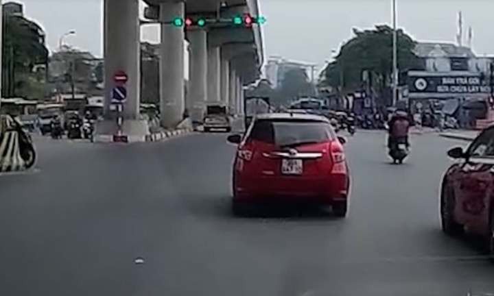 Tình huống đèn tín hiệu đang xanh bất ngờ nhảy đỏ, Cục CSGT nói gì về việc xử phạt?