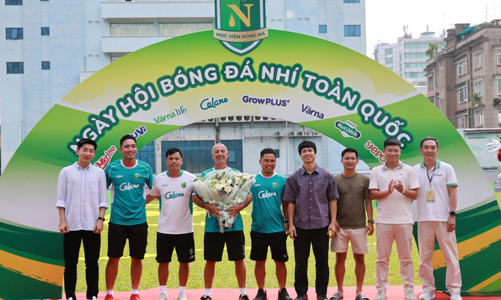 VFF trao Kỷ niệm chương cho HLV Guillaume Graechen sau gần 20 năm gắn bó với bóng đá trẻ Việt Nam