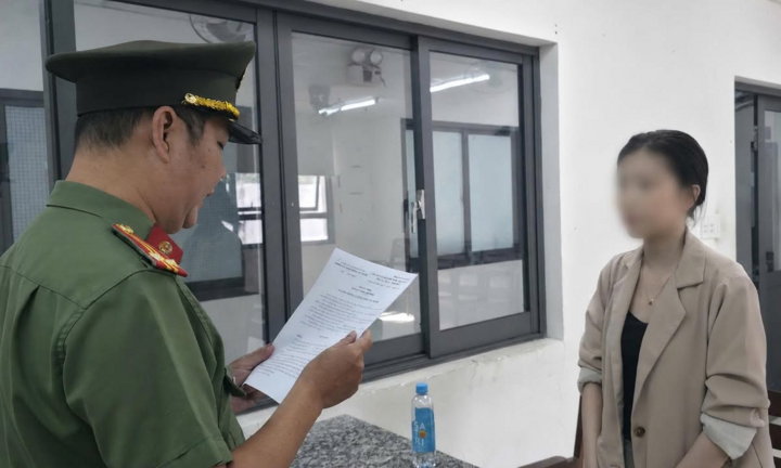 Thuê người thi hộ tiếng Anh để nhận bằng thạc sĩ, cô gái bị phát hiện
