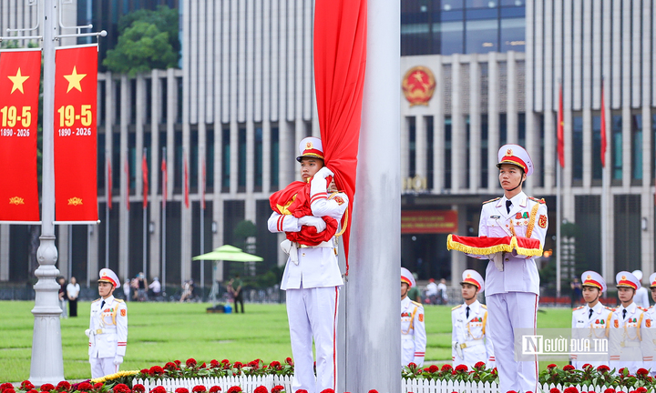Trang nghiêm nghi lễ thượng cờ kỷ niệm 136 năm ngày sinh Chủ tịch Hồ Chí Minh