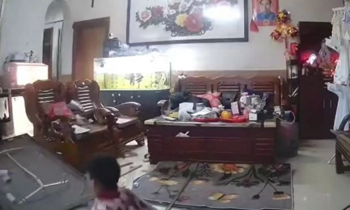 Thót tim khoảnh khắc đèn trần bất ngờ rơi xuống ngay sát cậu bé đang ngồi xem tivi
