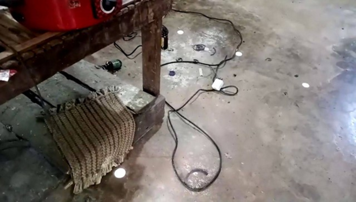 Đặt điện thoại đang sạc lên ngực, nam công nhân bị điện giật tử vong ở Thái Lan