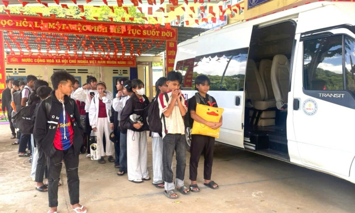 Tin tức giáo dục: Trường học ở Đà Nẵng thuê xe, cử giáo viên đưa 24 học sinh đi thi vào lớp 10