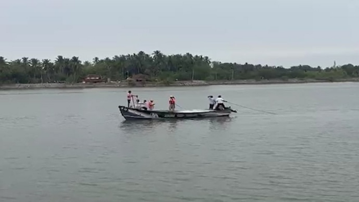 Bị dòng nước mạnh cuốn trôi khi bắt con trai trên sông, 8 người trong gia đình thiệt mạng