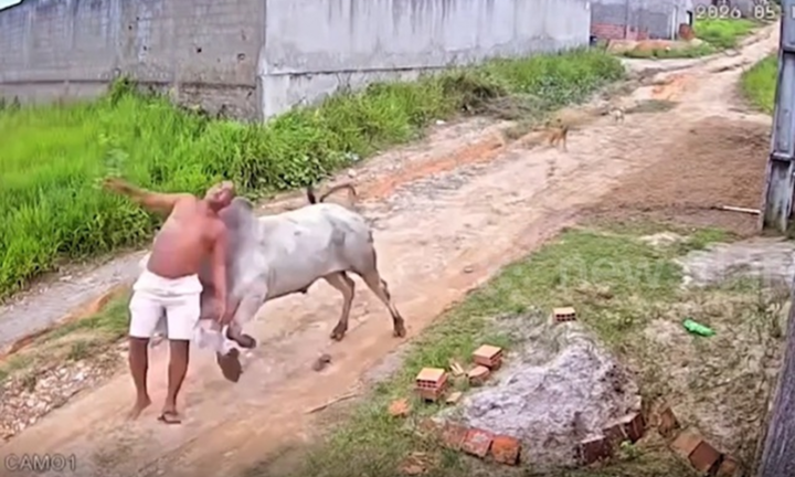 Đang đi bộ trên đường, người đàn ông bất ngờ gánh chịu tai họa kinh hoàng từ một 