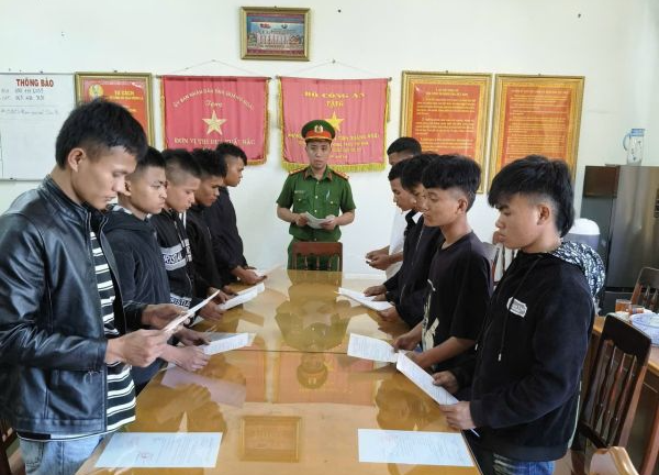 Khởi tố nhóm thanh niên truy đuổi, dùng vỏ chai bia đánh người gây thương tích