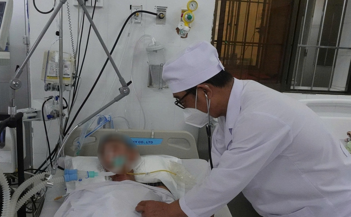 Cà Mau: 1 người tử vong, 2 người nguy kịch sau cuộc nhậu, nghi do ngộ độc rượu