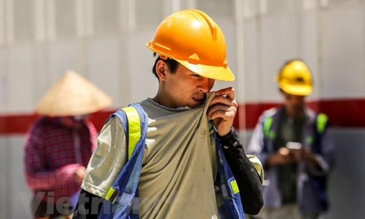 Nắng nóng gay gắt, Bộ Y tế khuyến cáo hạn chế ra đường  trong khoảng từ 10h - 16h
