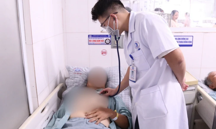 Gặt lúa ngoài đồng giữa trời nắng nóng, một người đàn ông rơi vào hôn mê sâu, suy đa tạng do sốc nhiệt