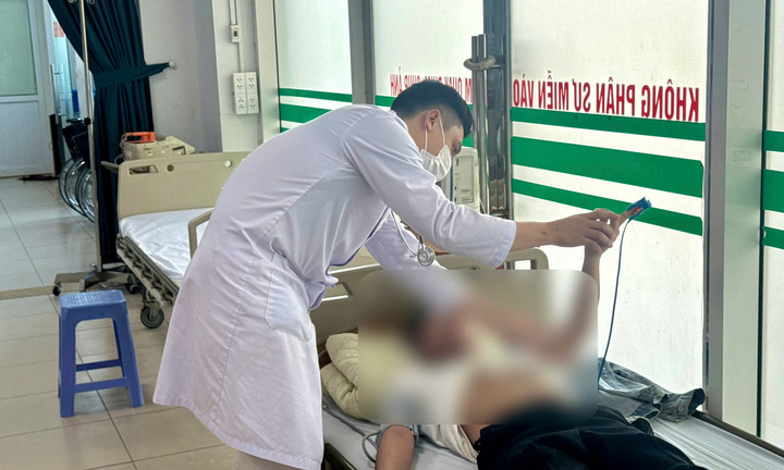 Đột ngột choáng váng do say nắng, nam shipper ở Hà Nội mất lái, đâm vào đuôi ô tô
