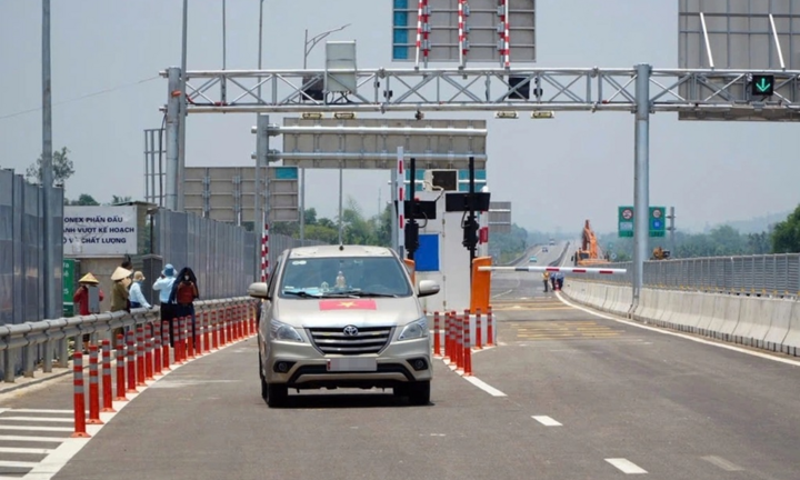 Hơn 20 ôtô bị nổ lốp, hỏng động cơ khi chạy trên cao tốc
