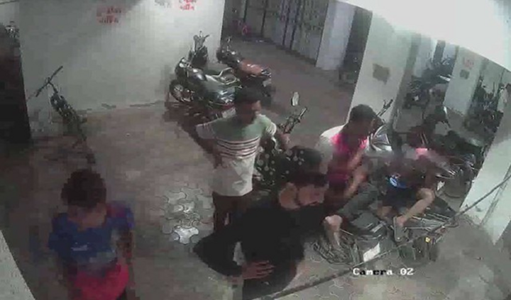 Clip: Trần nhà bất ngờ đổ sập, đè trúng 4 người đàn ông tại khu vực đỗ xe