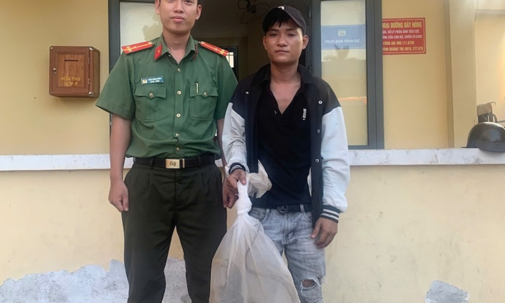 Phát hiện con vật quý rơi giữa đường, nặng 1,7kg, có nhiều hoa văn 