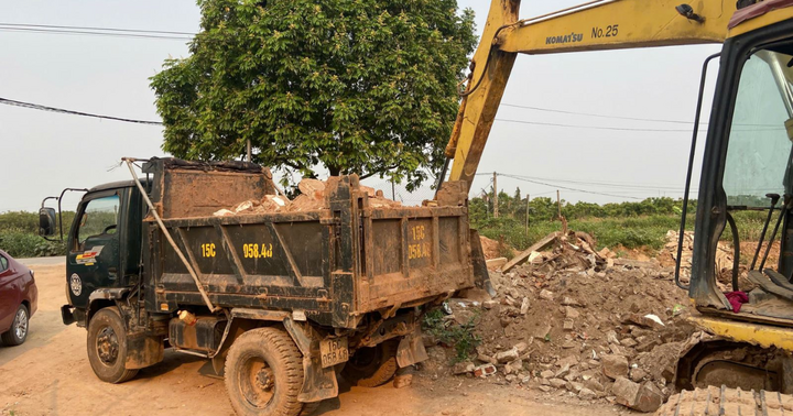 Đổ trái phép hơn 169 tấn chất thải xuống đất canh tác, người đàn ông bị khởi tố