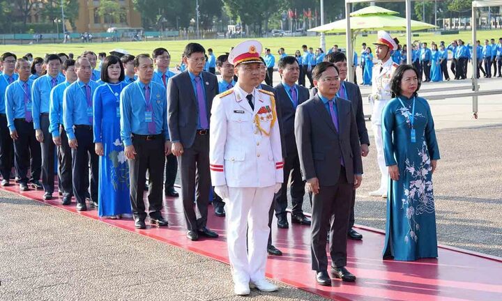 Đoàn đại biểu dự Đại hội XIV Công đoàn Việt Nam vào Lăng viếng Chủ tịch Hồ Chí Minh