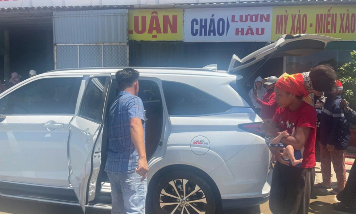 Vụ người mẹ đưa 2 con nhỏ đi bộ dưới nắng nóng trên 40 độ C: Diễn biến mới nhất