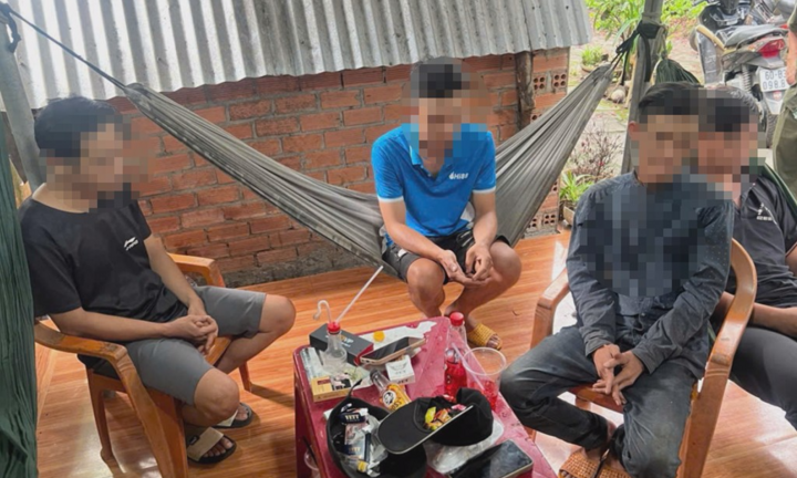 Bắt quả tang 4 đối tượng 
