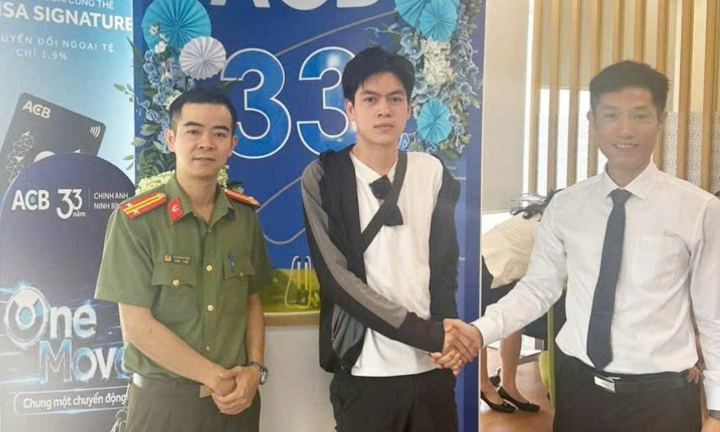 Tin tức thời sự 24h: Trao trả 500 triệu đồng do người dân chuyển khoản nhầm