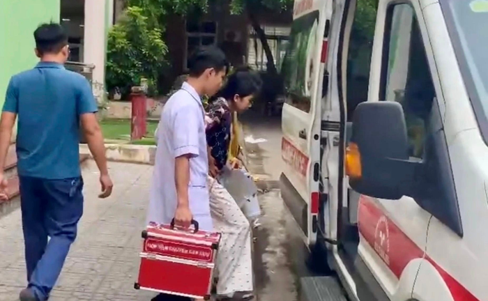 Nữ sinh ở Thanh Hóa vừa mổ ruột thừa, được bệnh viện bố trí xe cứu thương đưa đi thi lớp 10