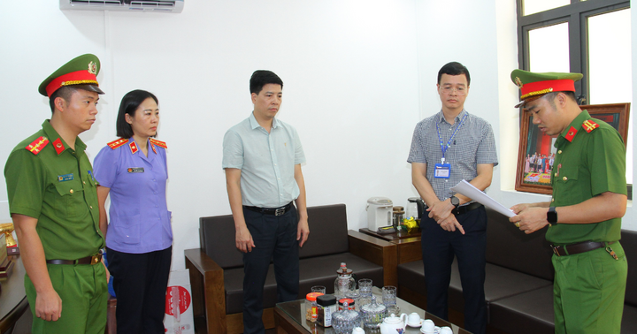 Khởi tố thêm Phó Chủ tịch UBND xã và giám đốc doanh nghiệp trong vụ lan can đá bờ sông Hồng gãy đổ