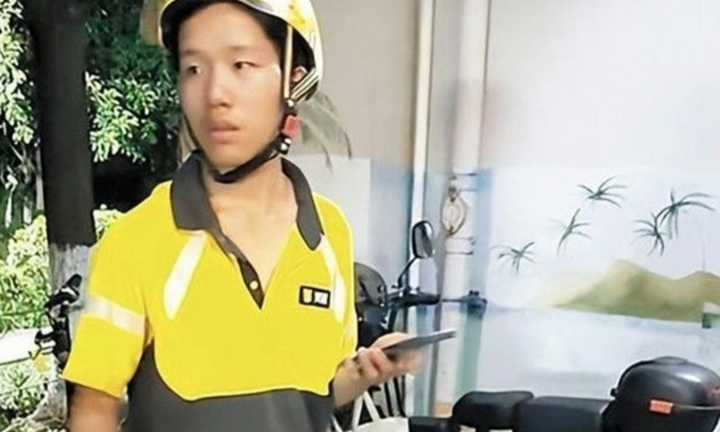 Chàng trai 19 tuổi phải làm nhân viên giao hàng, ngủ gầm cầu kiếm tiền học phí và cái kết khiến triệu người rơi lệ
