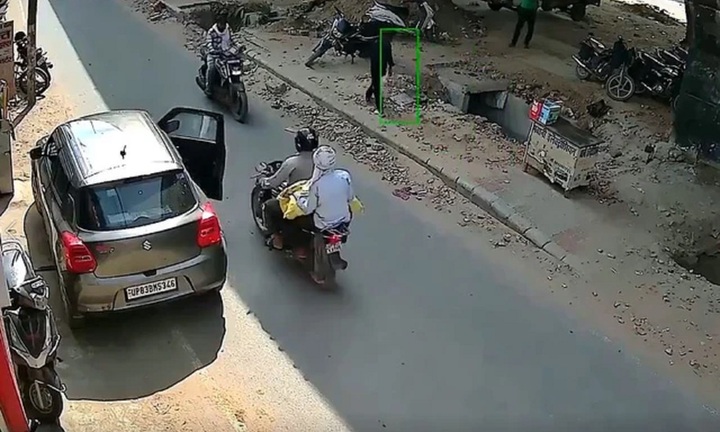 Clip: Tài xế mở cửa ô tô thiếu quan sát, người đàn ông 57 tuổi mất mạng trong tích tắc
