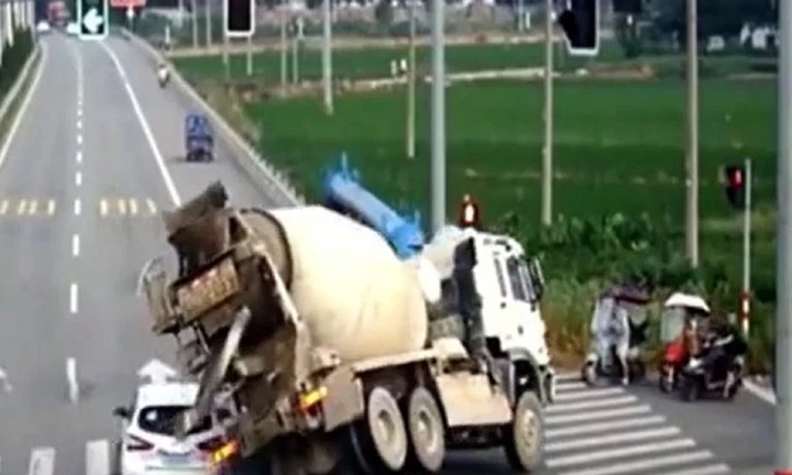 Clip: Xe bồn vượt đèn đỏ, lật nhào giữa ngã tư, đè lên loạt xe máy đang đỗ