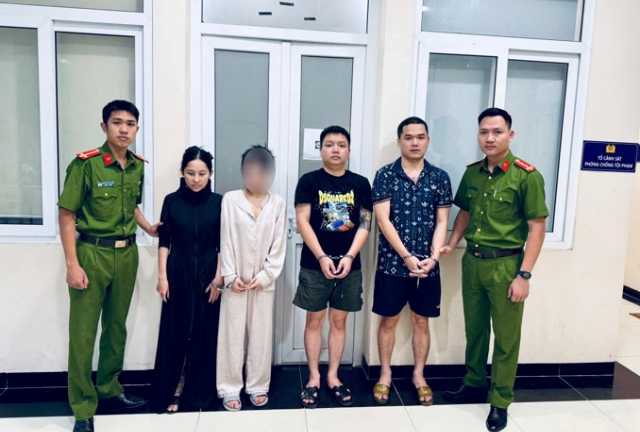 Phát hiện 2 thiếu nữ có biểu hiện bất thường trên đường, công an lật tẩy bí mật của 2 nam thanh niên