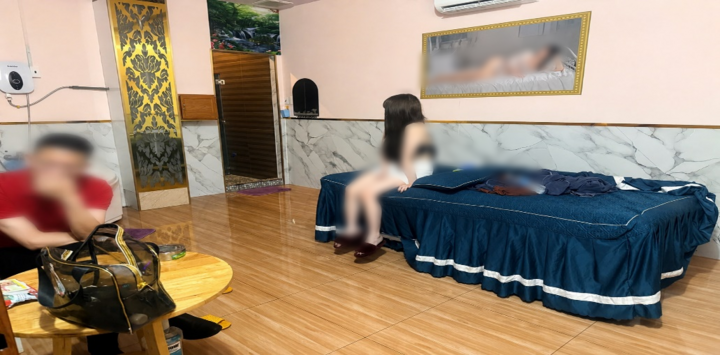 Bắt quả tang 5 cặp nam nữ 