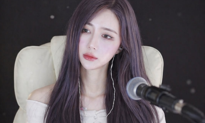 Nữ ca sĩ Kim Yoon Seol qua đời ở tuổi 28 khiến người hâm mộ xót xa