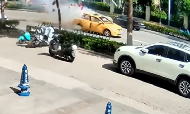 Clip: Kinh hoàng cảnh ô tô phát nổ trên đường, mảnh vỡ bay tứ tung