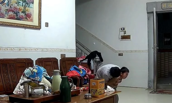 Em trai hóc kẹo nguy kịch, cậu bé 11 tuổi bình tĩnh xử lý khiến nhiều người thán phục
