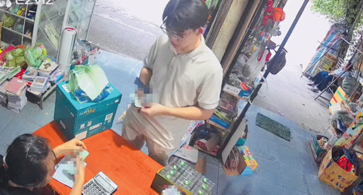 Khách nước ngoài trả thừa gần 8 triệu đồng, nữ chủ quán ở TP.HCM có hành động đẹp
