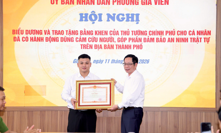 Thủ tướng tặng bằng khen cho thanh niên khống chế đối tượng tấn công phụ nữ giữa phố