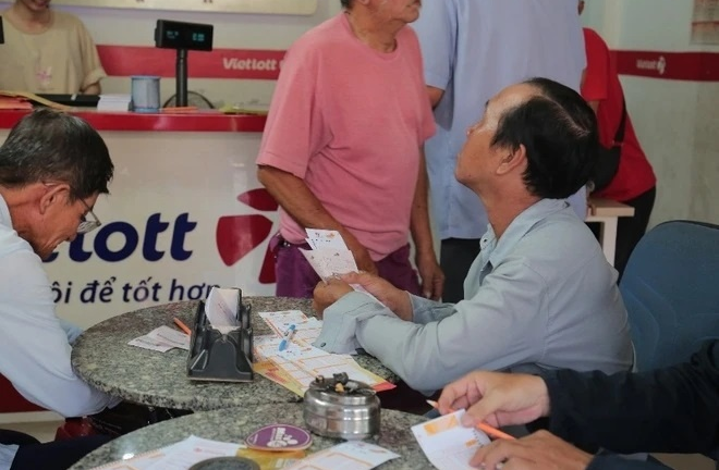 Tin thị trường 24h: Vietlott tìm được tấm vé trúng độc đắc gần 24 tỷ đồng, đổi khung giờ điện cao điểm không ảnh hưởng đến hộ gia đình