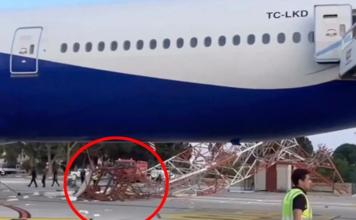 Máy bay Boeing 777 chở 267 khách bị gãy cánh, thân thủng lỗ lớn khi va chạm cột radar