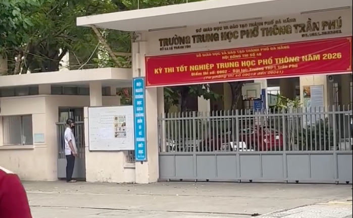 Một học sinh lớp 12 ngủ quên nên 