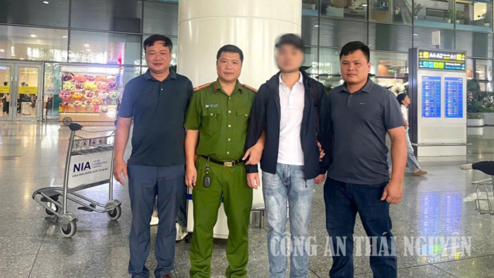 Đối tượng truy nã tự nguyện ra đầu thú