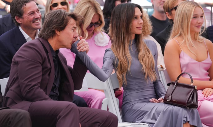 Vợ Beckham gây tranh cãi vì để Tom Cruise hôn tay tại lễ gắn sao trên Đại lộ Danh vọng Hollywood